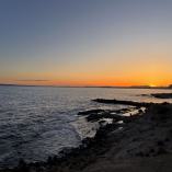 Strand mit Meer bei Sonnenuntergang