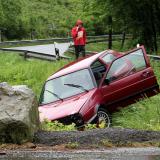 Pkw nach Unfall in einem Straßengraben