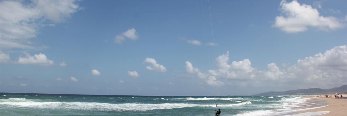 Strand am Meer mit blauem Himmel