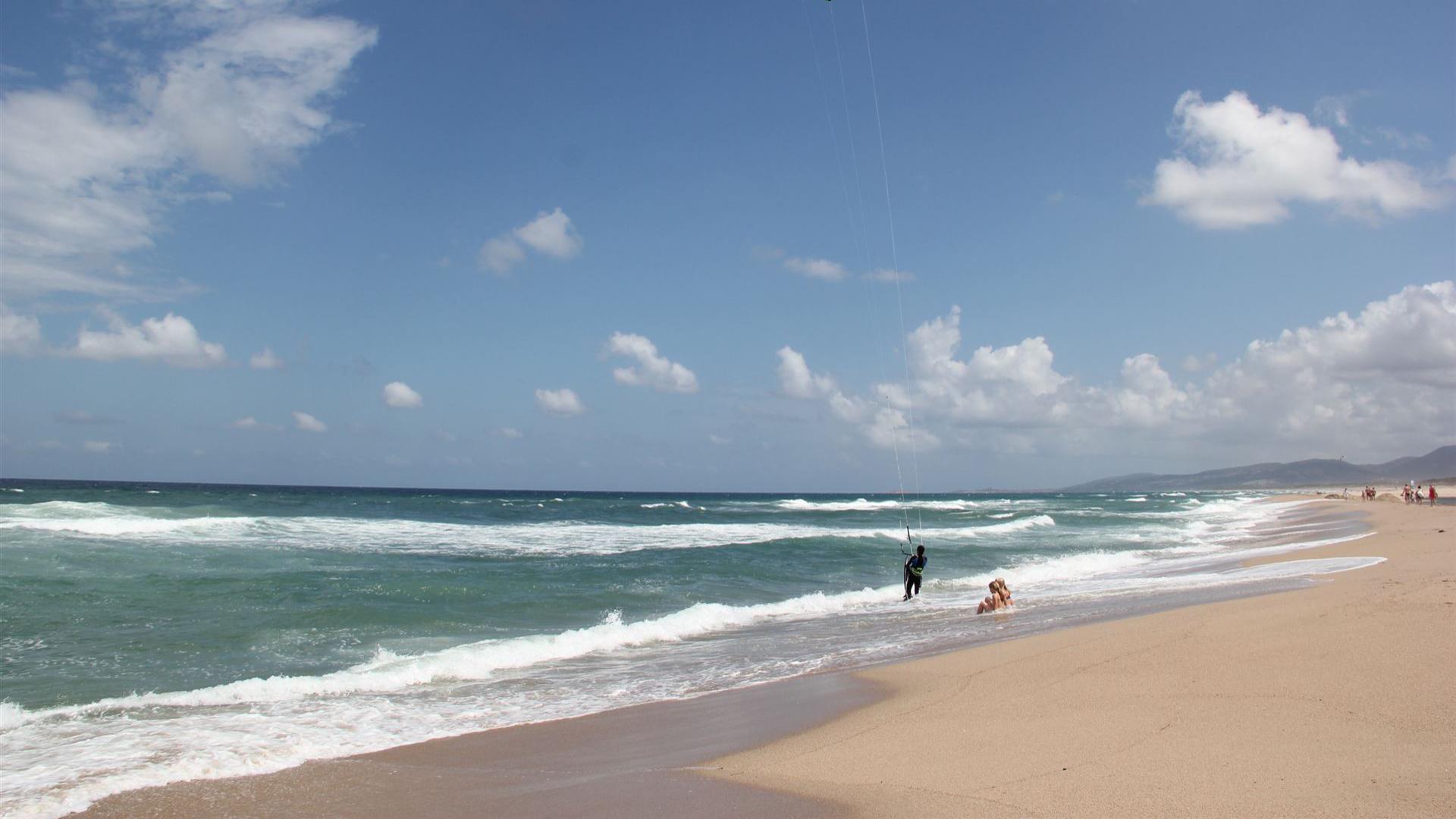 Strand am Meer mit blauem Himmel